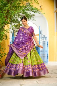 Nuevo lanzamiento: Lehenga Choli con forro jacquard y estampado Jari - Azul marino - Product Image 5