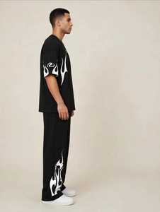 ชุดเสื้อยืดและกางเกงจ็อกเกอร์ผ้าฝ้าย 100% น้ำหนักเบา พิมพ์ลายเปลวไฟสีดำ แห้งเร็ว สำหรับผู้ชาย จาก ONETEN APPARELS สไตล์สตรีทแวร์ คอกลม - Product Image 2