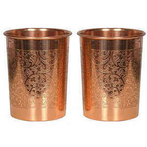 Vaso de cobre con textura de hoyuelos finos y redondeados, cuerpo cilíndrico liso y borde enrollado para uso en bares de cócteles, restaurantes y bebidas. - Product Image 6
