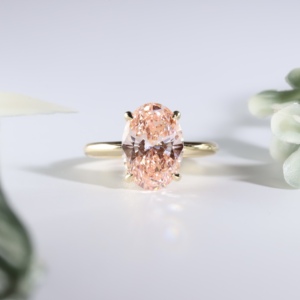 Anillo de compromiso clásico de oro amarillo para mujer con diamante cultivado en laboratorio de corte ovalado color melocotón, engaste de cuatro puntas, solitario, banda de boda, regalo, joyería fina - Product Image 1