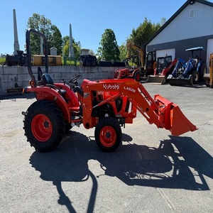 Tractor utilitario compacto Kubota L3902 4WD de primera calidad, diseñado para un trabajo de campo eficiente con una fuerte tracción y versatilidad. - Product Image 5