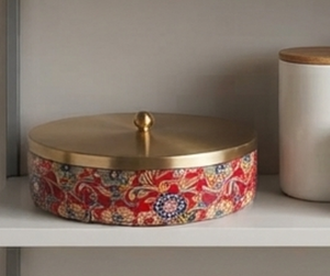 Boîte de rangement artisanale ronde en métal pour épices avec 7 coupelles, motif floral rouge, couvercle anti-poussière, organisateur de vaisselle de cuisine traditionnel - Product Image 4