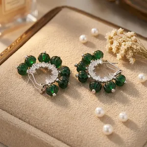 Belles boucles d'oreilles à la mode en zircon faites à la main avec cerceaux perlés pour femmes filles pour les looks de soirée pour la collection de mode de vêtements de fête - Product Image 1