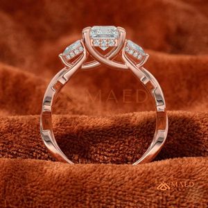 Anillo de compromiso clásico de oro rosa de 14K con diamante de corte radiante, tallo dividido y engaste de piedra marquesa. - Product Image 3