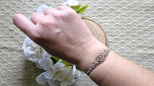 Pulsera de Cuarzo Rosa Macramé Marrón Hecha a Mano - Joyería Étnica Ajustable de Estilo Bohemio para Sanación, Regalo - Product Image 3