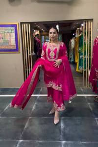 Nouvelle collection Fête de l'Eid : Ensemble 3 pièces pour femme en soie chinon lourde avec broderies, comprenant un bas et un dupatta, idéal pour les fêtes et toutes les saisons. - Product Image 3
