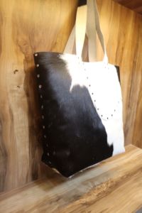 กระเป๋าโท้ทหนังวัวแท้ขนฟู ขนาดใหญ่ ดีไซน์เก๋สไตล์โบโฮ กระเป๋าสะพายไหล่สำหรับผู้หญิง กระเป๋าช้อปปิ้งหนังวัวสุดชิค คอลเลคชั่น - Product Image 3