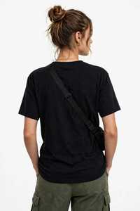 เสื้อยืดกราฟิกสีดำสำหรับผู้หญิง พร้อมลายพิมพ์รูปคลื่น คอกลม แขนสั้น ลำลอง สำหรับฤดูร้อน - Product Image 4