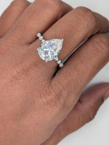 Bague de fiançailles vintage chrétienne Lurba Jewels 4 carats en moissanite taille poire de luxe avec accent solitaire en diamant pour femme, en or blanc massif 18 carats - Product Image 2