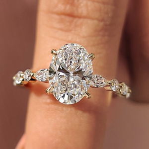 Anillo de Compromiso con Diamante de Laboratorio de Corte Ovalado de 1 Quilate, con Acento de Piedra Lateral Marquise, Chapado en Oro de 14K y Rodio, Certificado IGI, 10 Mohs - Product Image 1