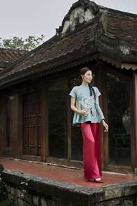 ชุดเดรสผู้หญิงเวียดนามแบบใหม่ ลายฟีนิกซ์ ผ้าไหมเนื้อนุ่ม สไตล์เบบี้ดอลล์ สีฟ้าอ่อน ดีไซน์หวานละมุน รุ่น KPP16 - Product Image 4