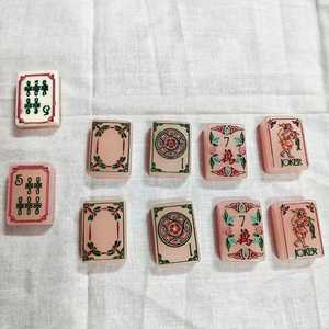 Pendentif en résine fait main motif Mahjong avec décor floral rose, rouge, vert, peint à la main, art populaire, objet de collection, décoration artisanale - Product Image 6