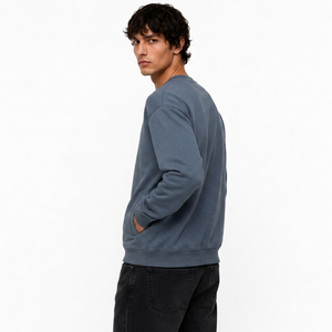 Sweat-shirt personnalisé pour homme en molleton de coton, coupe décontractée, avec patch tissé personnalisé, texture lavée et détail col rond - Product Image 2