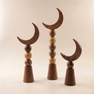 Conjunto de esferas apiladas de madera hechas a mano con forma de luna creciente que aportan elegancia natural a tu espacio de decoración contemporánea. - Product Image 1
