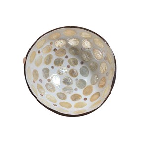 Experimente el encanto de los patrones artesanales de puntos en esta taza de coco de nácar, una adición elegante y con alma a su espacio. - Product Image 1