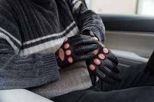 Guantes de Conducción sin Dedos de Cuero Negro Premium de Alta Calidad con Detalles Rojos y Protección Acolchada en los Nudillos - Product Image 4