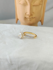 Anillo de Diamantes con Corte Cojín y Diamantes Laterales Brillantes en Oro Amarillo – Una Combinación Brillante de Lujo y Belleza Atemporal - Product Image 2