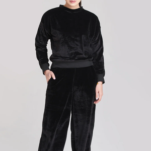 Conjunto Deportivo Informal de Felpa con Estampado Negro Timeless Femme, Chaqueta y Pantalones Ultra Suaves, Resistentes al Viento, Ecológicos y de Lujo para Mujer - Product Image 1