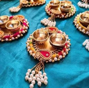 Petite assiette Kumkum décorative élégante en métal pour les cadeaux de retour Cadeaux de pendaison de crémaillère Faveurs Puja - Product Image 3