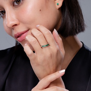 Anillo de media eternidad de oro macizo de 14K con esmeraldas verdes naturales de corte cuadrado de 2.4mm de alta calidad al por mayor, engastado en canal. - Product Image 5