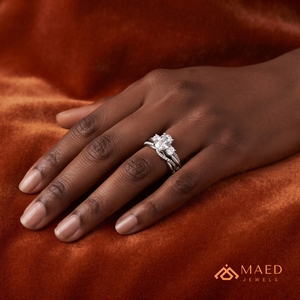 Anillo de Compromiso y Boda de Moissanita con Corte Ovalado en Tono Plateado, con Piedras Laterales Redondas Engastadas en Pavé, Joyería Fina, Regalo para Ella - Product Image 5