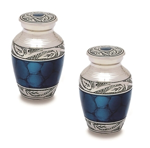 Urne commémorative en argent et bleu océan gravée à la main – Petite urne commémorative en aluminium pour cendres humaines avec bande de feuilles sculptée à la main - Product Image 1