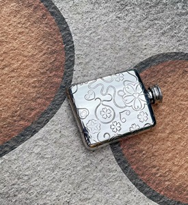 กระติกน้ำเงินสลักลายคุณภาพสูงสำหรับเป็นของขวัญ กระติกน้ำสำหรับผู้หญิงทันสมัย และอุปกรณ์พกพาเครื่องดื่มสำหรับผู้หญิงจากอินเดีย - Product Image 5