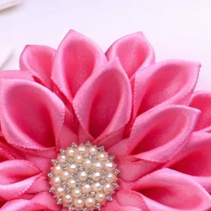Broche de Flores con Patrón Rosa y Verde, Elegante Pin Floral para Ropa de Mujer, Accesorio de Moda con Pétalos de Tela Únicos - Product Image 2