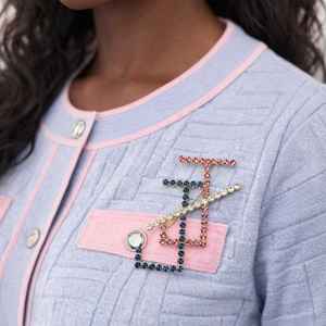 Épingle à strass JJOA rose et bleue, design J avec strass, broche élégante pour vestes et accessoires, bijou raffiné - Product Image 2