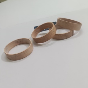 Brazalete Clásico Redondo de Madera Natural Hecho a Mano con Acabado Liso, Accesorio de Moda para Mujeres y Niñas - Product Image 3