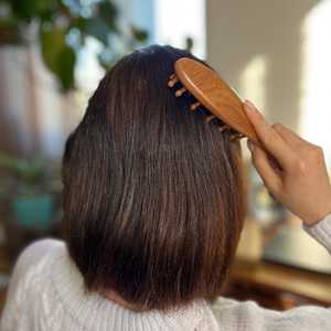 Peigne de massage en bois personnalisé à dents larges pour démêler les cheveux, peigne de toilettage avec logo gravé pour un usage cadeau - Product Image 6