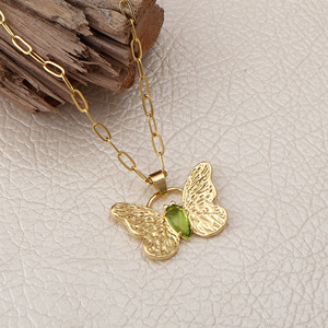 Collar con Colgante de Mariposa Tallada en Peridoto y Bañada en Oro - Amuleto Bohemio de Capas para Declaraciones de Amor - Joyería Romántica Hecha a Mano para Amantes de los Animales - Product Image 1