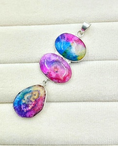 Pendentif artisanal à trois pierres en quartz solaire teinté naturellement, serti de laiton, style bohème géométrique, bijoux en pierres précieuses en gros - Product Image 1