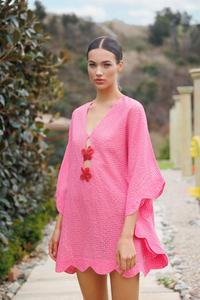 Robe mini en tricot rose à col en V et manches chauve-souris avec décoration florale et ourlet festonné, style décontracté d'été pour les vacances, coupe ample - Product Image 2