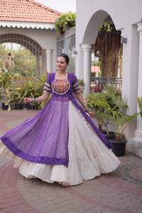 Lehenga Choli de diseño étnico tradicional indio, colección Navaratri, con estampado Bandhani y diseño Kutchi para mujeres, ropa elegante. - Product Image 3