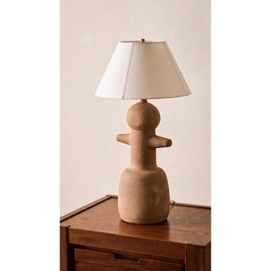 Lámpara de Mesa Rústica de Madera con Pantalla de Lino Beige, Forma Irregular, Diseño Artesanal - Product Image 2