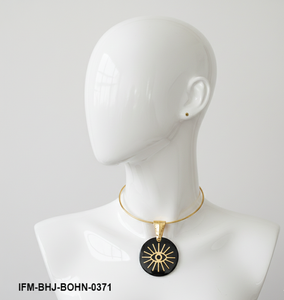 Collier ras-du-cou rigide Artisan Sun Eye en corne, motif œil protecteur contre le mauvais œil, style tribal, bijou unisexe - Product Image 5