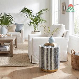 Table d'appoint extérieure ronde en marbre avec mosaïque bleue et blanche, base sur piédestal contemporaine, mobilier durable - Product Image 2