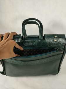 Sac pour ordinateur portable en similicuir PU texture crocodile avec bandoulière - Product Image 5