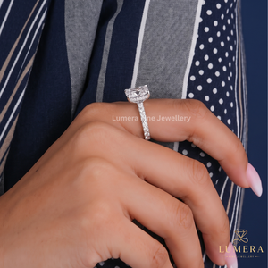Anillo de Diamante Cultivado en Laboratorio con Corte Radiante Brillante, Certificado IGI, Diamante de Forma Elegante, Micro Pavé, Cuatro Puntas, Halo Oculto - Product Image 3