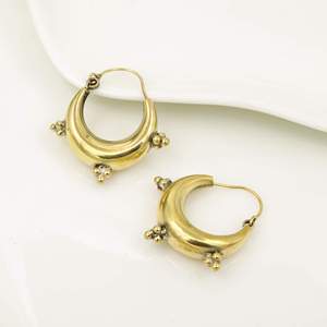 Pendientes de aro con forma de luna de latón chapado en oro, joyería unisex de estilo vintage - Product Image 1
