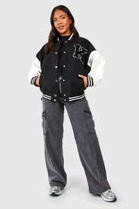 Chaqueta bomber de béisbol con mangas de PU estilo varsity, diseño personalizado, color negro, para mujer, talla grande. - Product Image 3