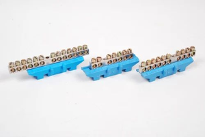 Bloc de bornes électriques monophasé en laiton à liaison neutre avec base, haute conductivité, durable, pour utilisation en panneau de distribution - Product Image 1