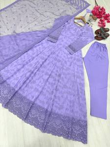 ชุดอานาร์กาลีลูกไม้สีม่วง ปักลายดอกไม้ ชุดอินเดีย-ปากีสถาน แขนยาว พร้อมผ้าคลุมไหล่ สำหรับงานปาร์ตี้และงานแต่งงาน - Product Image 4