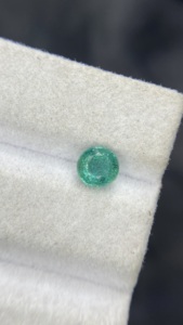Esmeralda Zambiana Natural Certificada, Corte Redondo, con Buen Brillo, Piedra Preciosa Suelta para Joyería, 0.76 Quilates - Product Image 4