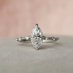 Bague de fiançailles en diamant taille marquise de 1,0 ct avec halo caché et pierres latérales, certifiée IGI, plaquée or 18 carats, luxe unisexe - Product Image 1