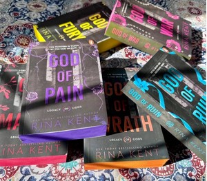 Colección Legacy of Gods, Set de 6 Libros: Dios del Dolor, Dios de la Furia, Dios de la Ruina, Dios de la Guerra, Dios de la Maldad, Dios de la Ira - Ficción, Tapa Blanda - Product Image 1