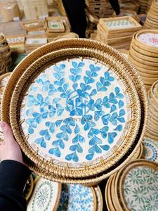 Bandeja Contemporánea de Ratán Natural con Incrustaciones Artísticas de Madreperla Floral, Marco Tejido a Mano, Bandeja Decorativa para Eventos - Product Image 3