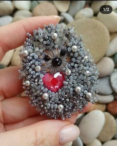 Broche Elegante Hecho a Mano con Bordado de Cuentas Multicolores para Colecciones de Boutique - Product Image 6