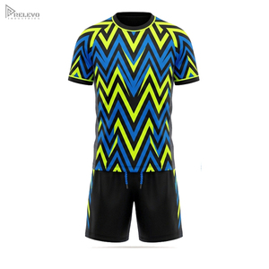 Ensemble d'uniformes de football personnalisés par sublimation, motif zigzag chevron, maillot et short de football pour hommes, kit d'équipe bleu lime néon - Product Image 1